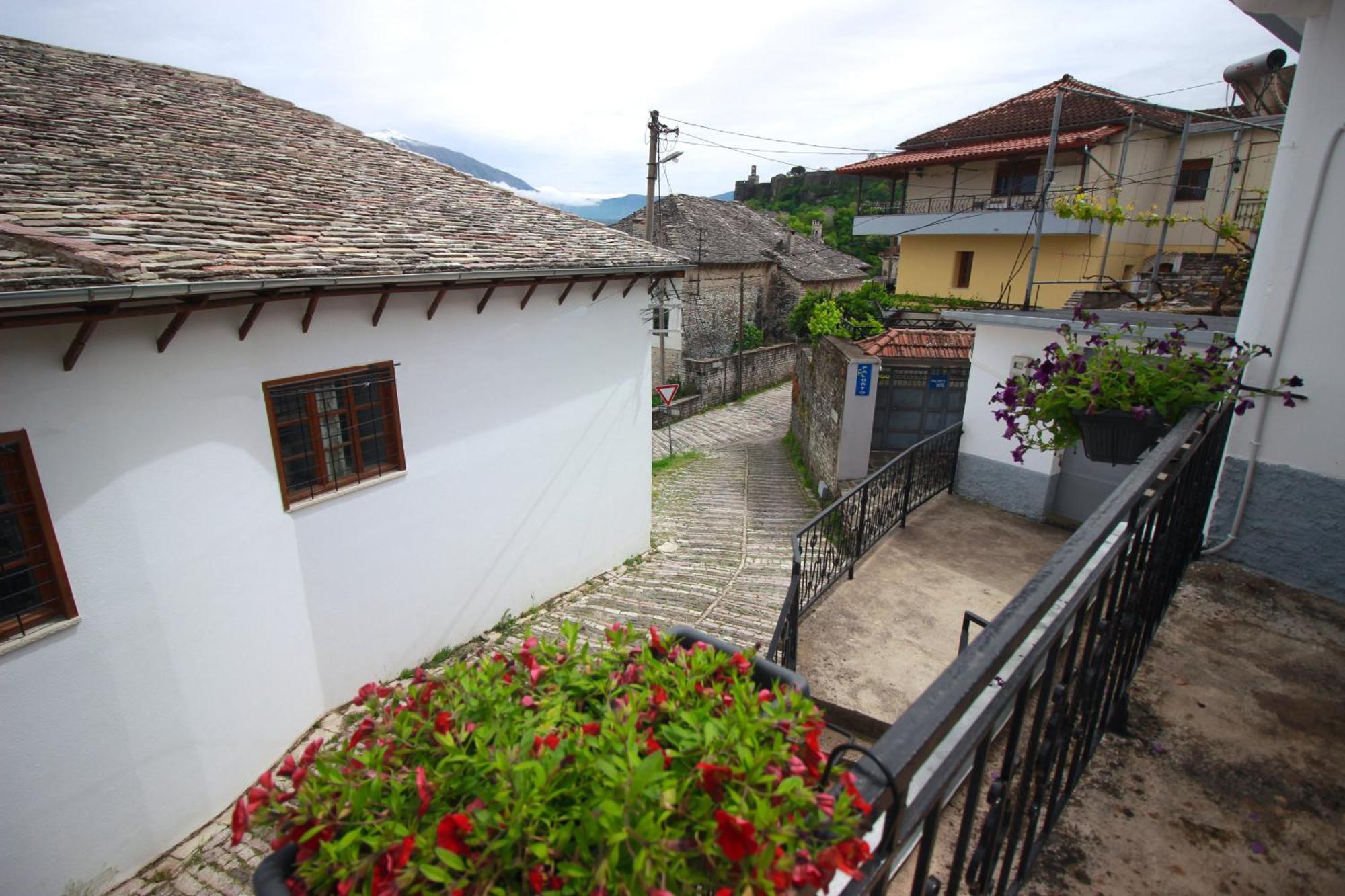 Апартаменты Emblematic House 3 Гирокастра Экстерьер фото